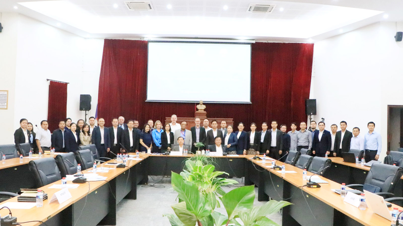 Lào tham vấn doanh nghiệp tháo gỡ khó khăn trong lĩnh vực khai khoáng