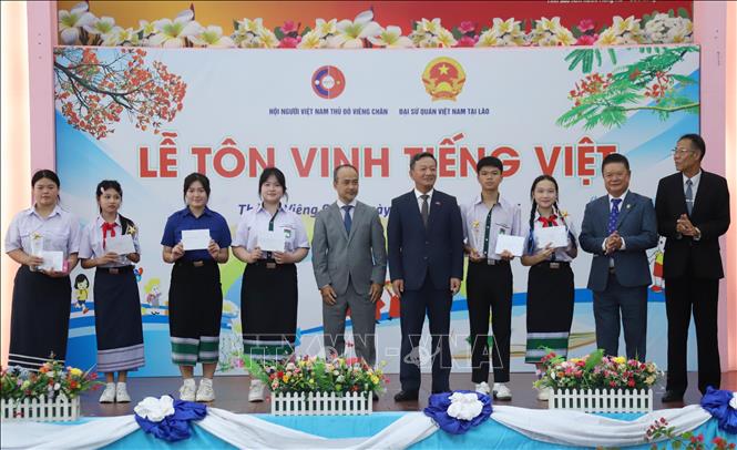 Tôn vinh tiếng Việt: Nuôi dưỡng tình yêu tiếng Việt cho thế hệ trẻ tại Lào