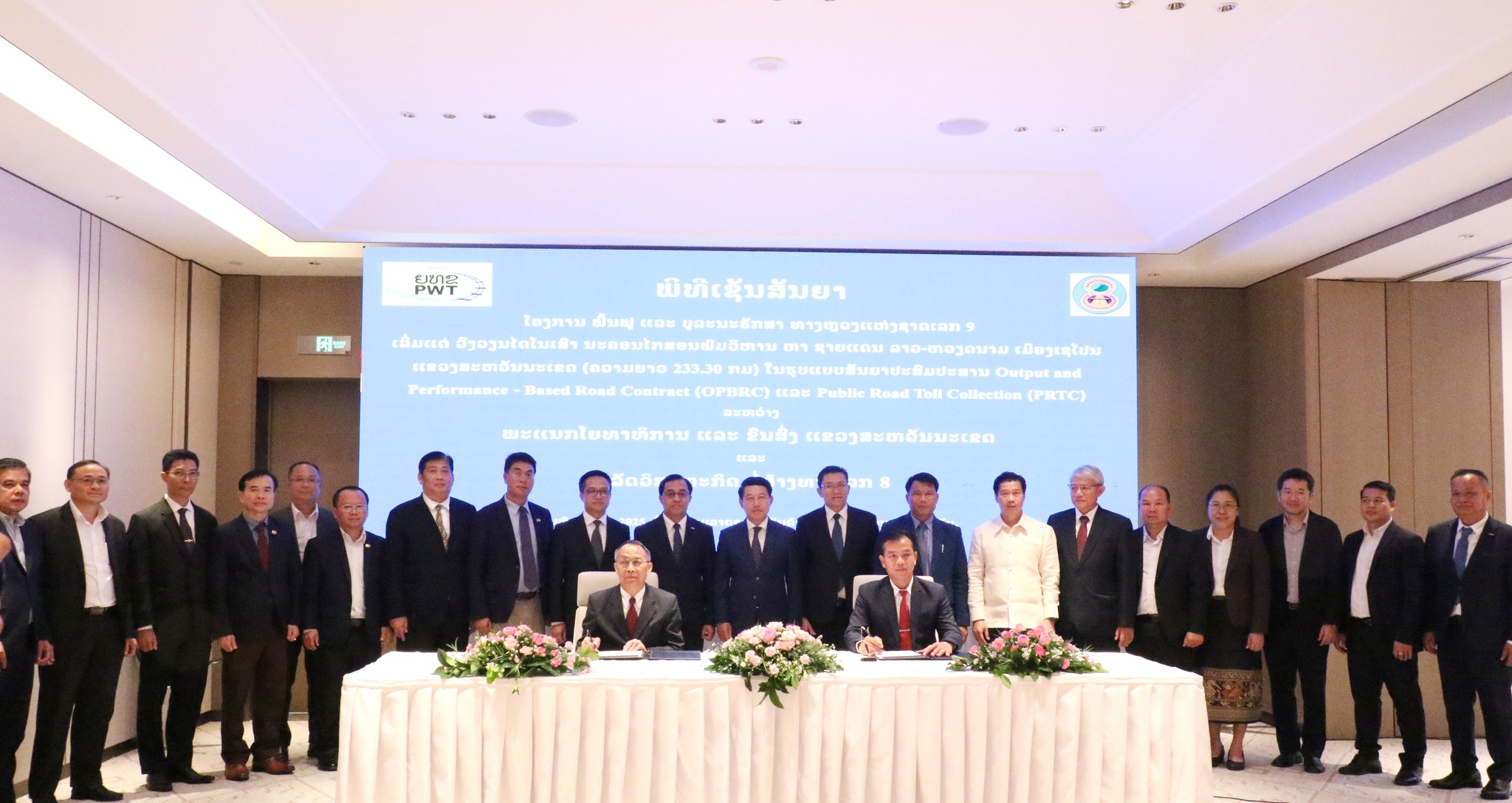 Lào ký hợp đồng nâng cấp tuyến Quốc lộ 9 nối với Việt Nam