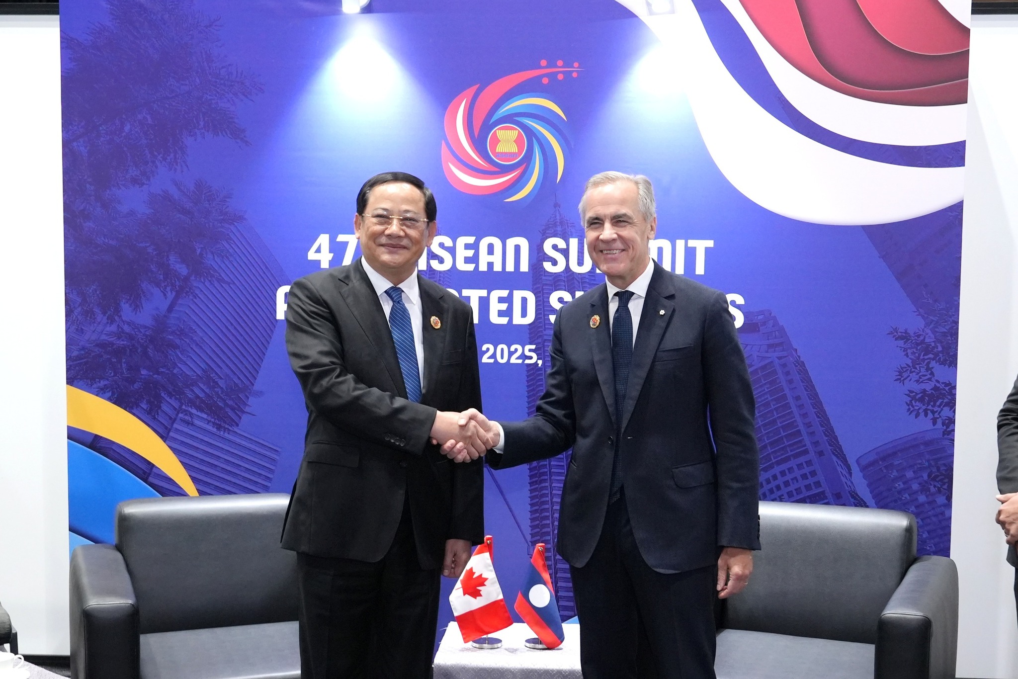 Thủ tướng Lào Sonexay Siphandone hội đàm với Thủ tướng Canada Mark Carney tại Malaysia