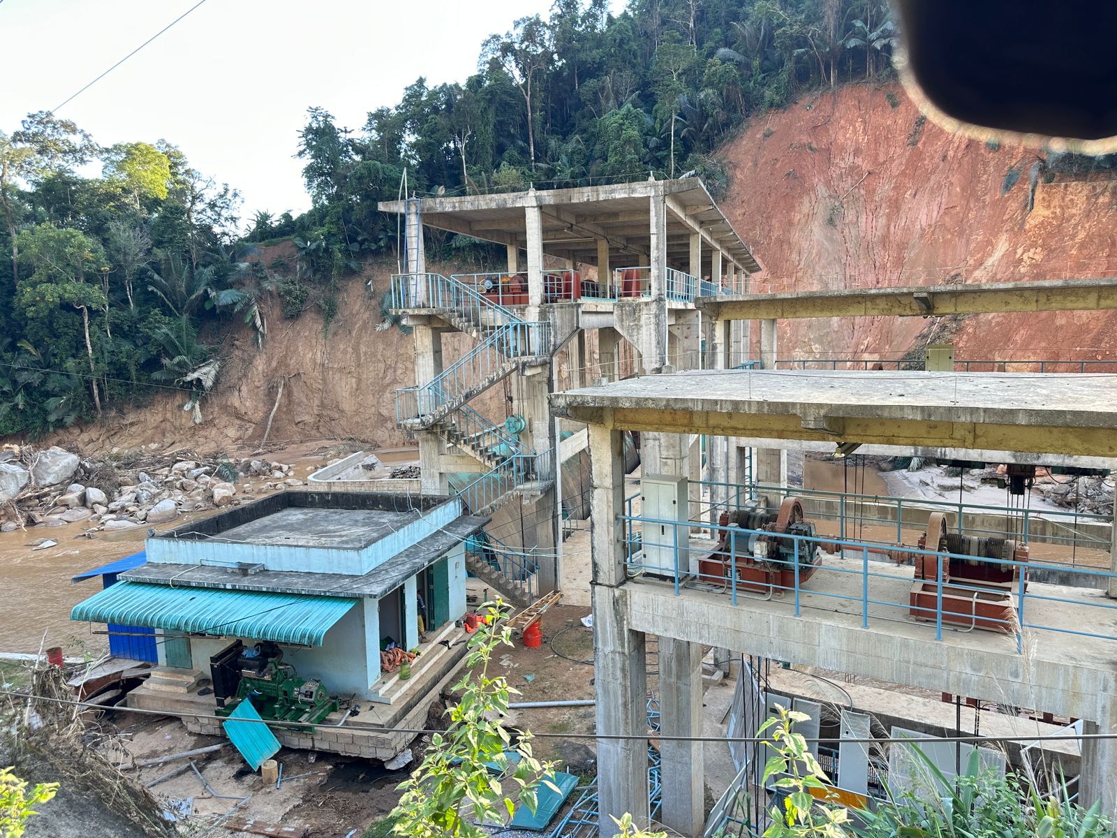 Thủy điện Nam Ngiep 2B bị ảnh hưởng bởi mưa bão nhưng vẫn bảo đảm an toàn
