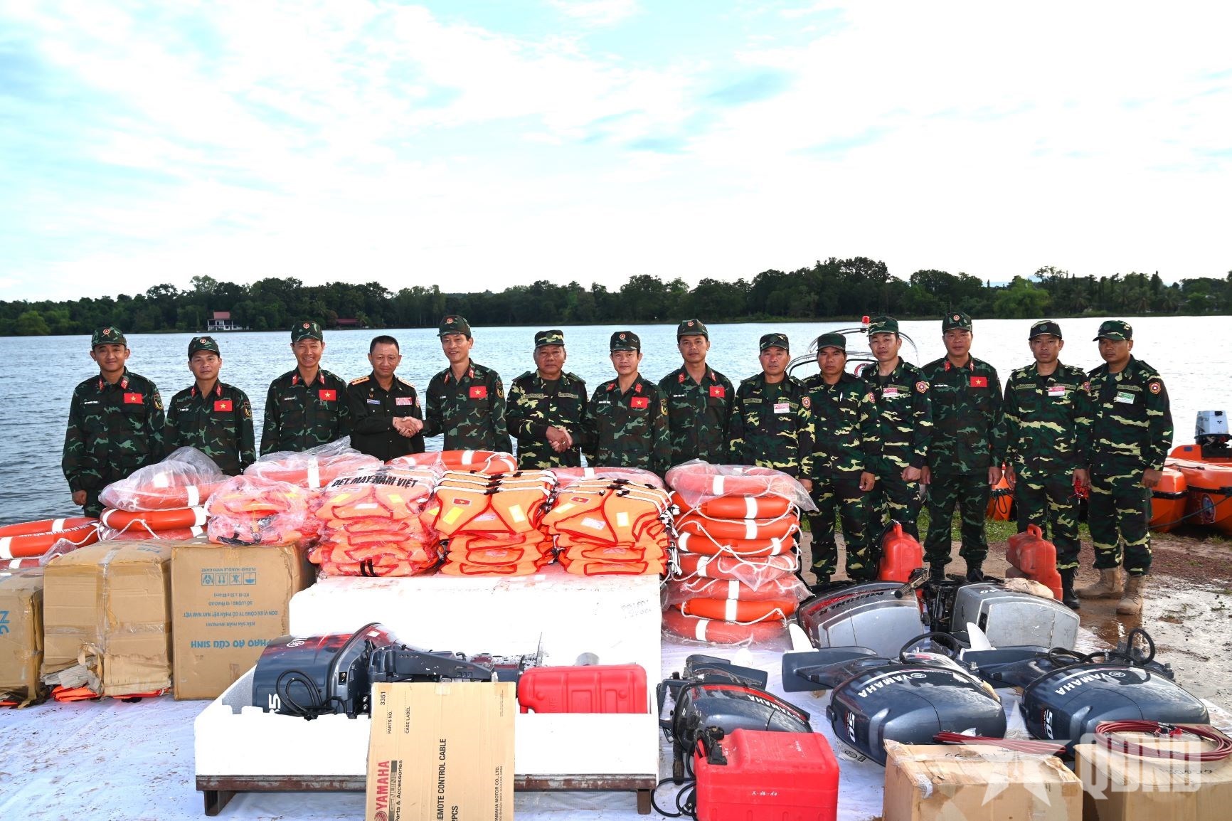 Quân khu 4: Hỗ trợ phương tiện, trang thiết bị cứu hộ, cứu nạn cho Quân đội nhân dân Lào