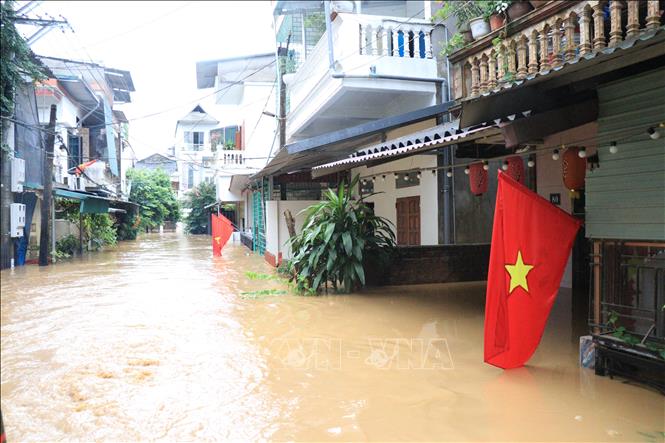 Thủ tướng Lào gửi điện thăm hỏi, chia buồn về thiệt hại do bão số 10 gây ra