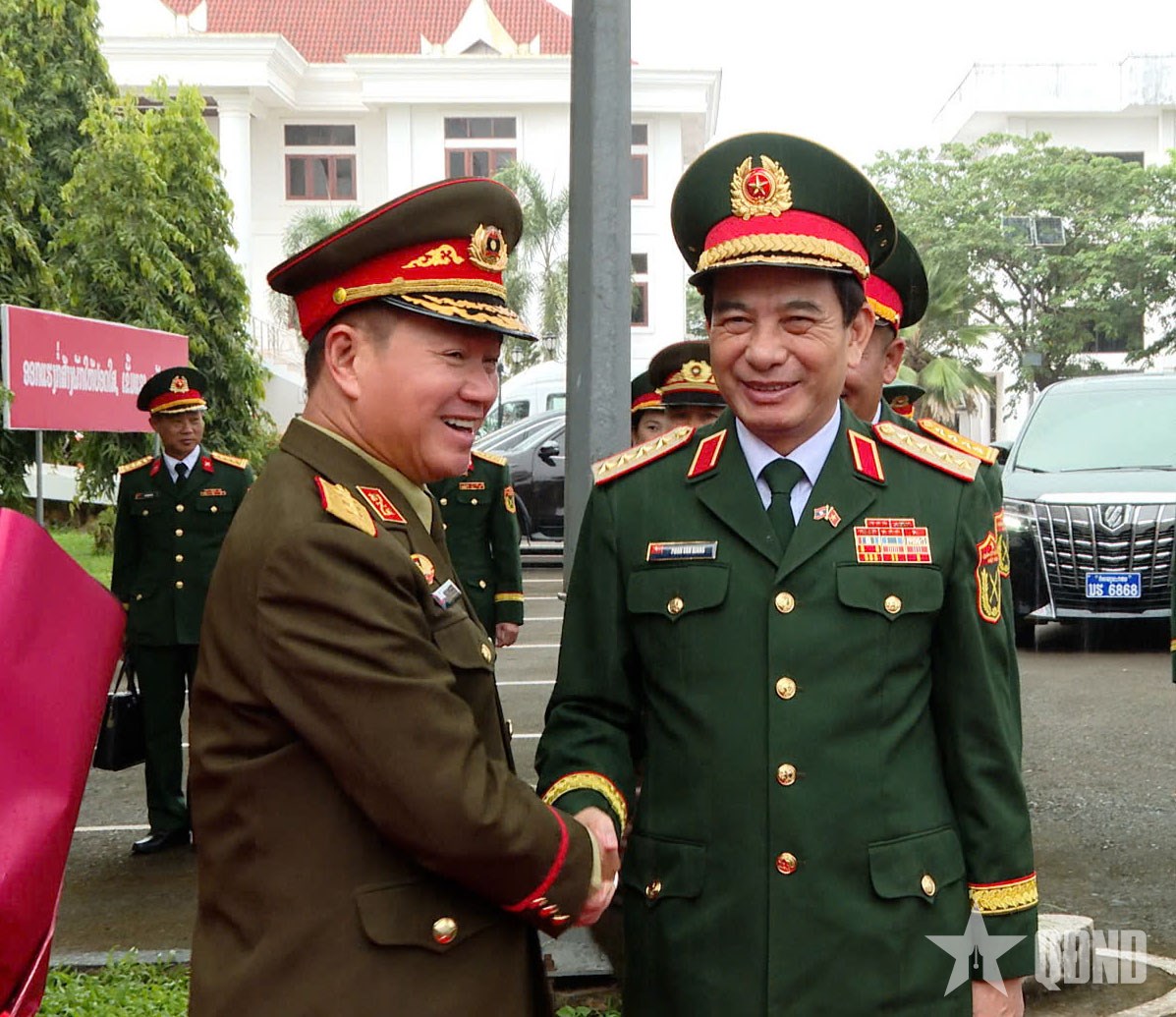 Đại tướng Phan Văn Giang hội đàm với Bộ trưởng Bộ Quốc phòng Lào