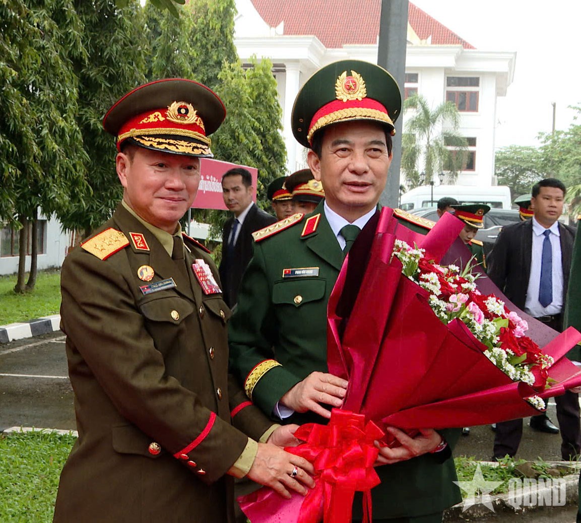 Đại tướng Phan Văn Giang hội đàm với Bộ trưởng Bộ Quốc phòng Lào