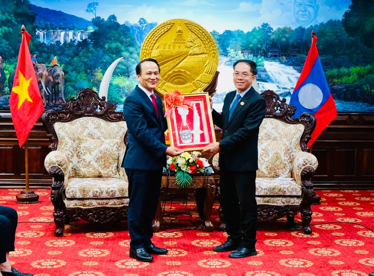 Ông Daovong Phonekeo, Uỷ viên Trung ương Đảng, Bí thư Tỉnh uỷ Salavane tặng quà chào mừng Phó Bí thư Thường trực Thành ủy Đà Nẵng Nguyễn Đình Vĩnh. Ảnh Xuân Hiếu