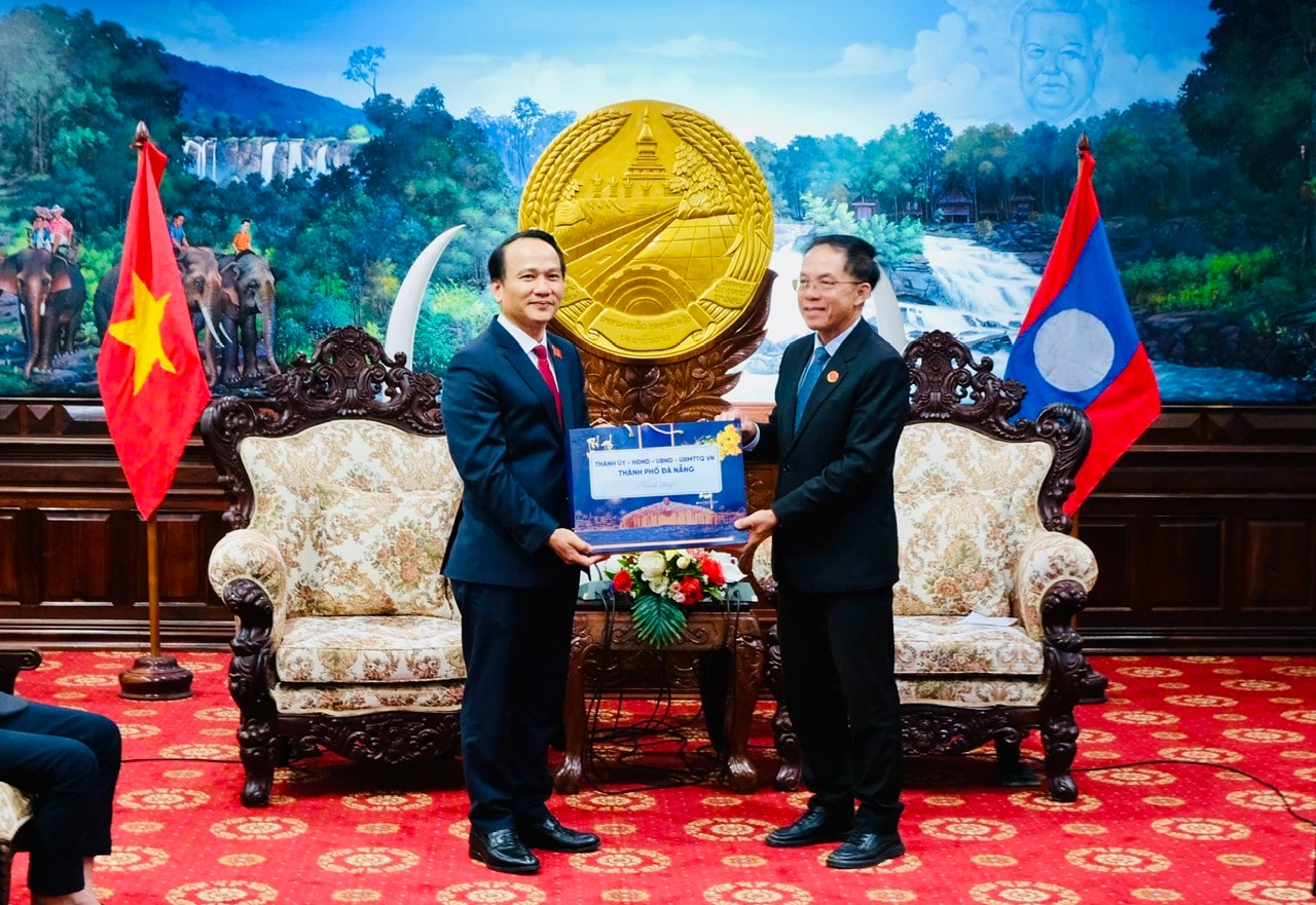 Phó Bí thư Thường trực Thành ủy Đà Nẵng Nguyễn Đình Vĩnh chúc mừng ông Daovong Phonekeo tiếp tục giữ chức vụ Bí thư Tỉnh uỷ Salavane, nhiệm kỳ 2025-2030. Ảnh Xuân Hiếu