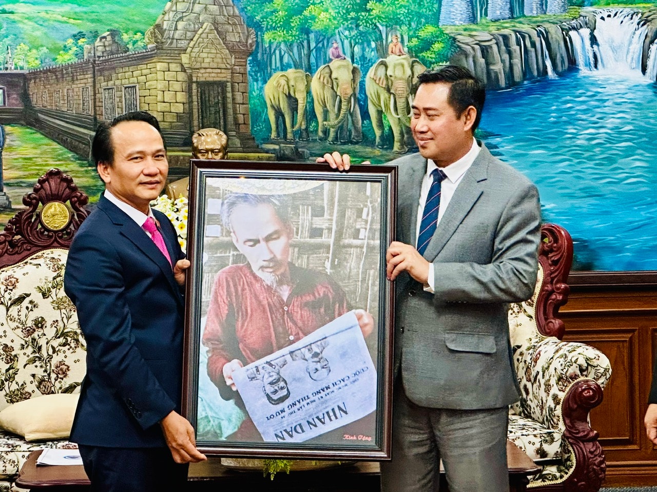 Phó Bí thư Thường trực Thành ủy Đà Nẵng Nguyễn Đình Vĩnh tặng bức ảnh lưu niệm và cảm ơn sự đón tiếp trọng thị của ông Alounxay Sounnalath, Bí thư Tỉnh uỷ Champasak, Lào.