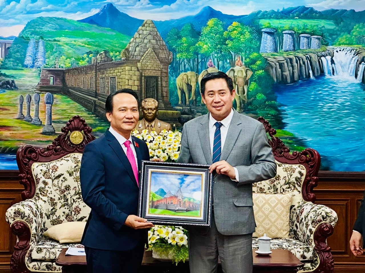 Phó Bí thư Thường trực Thành ủy Đà Nẵng Nguyễn Đình Vĩnh tặng quà ông Alounxay Sounnalath, Bí thư Tỉnh uỷ Champasak, Lào.