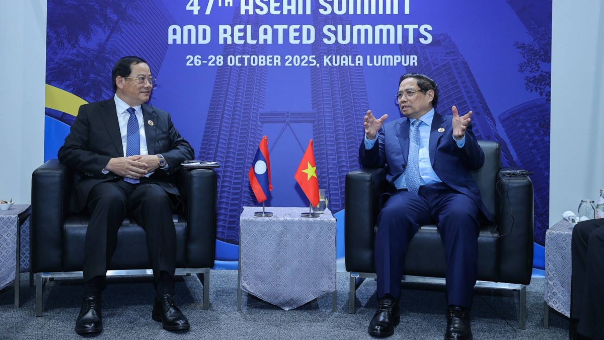 Thủ tướng Phạm Minh Chính gặp Thủ tướng Lào Sonexay Siphandone bên lề Hội nghị Cấp cao ASEAN 47
