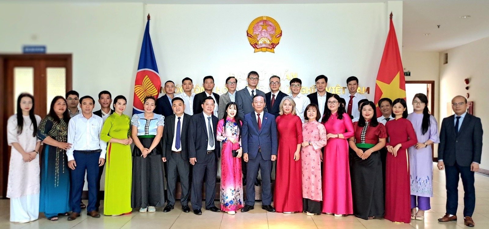 Đại sứ Nguyễn Minh Tâm gặp gỡ đoàn giáo viên sang công tác giảng dạy tiếng Việt tại Lào nhiệm kỳ 2025–2027