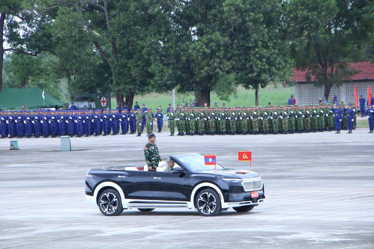 Lực lượng Quân đội và Công an Lào tổng hợp luyện diễu binh kỷ niệm 50 năm Quốc khánh