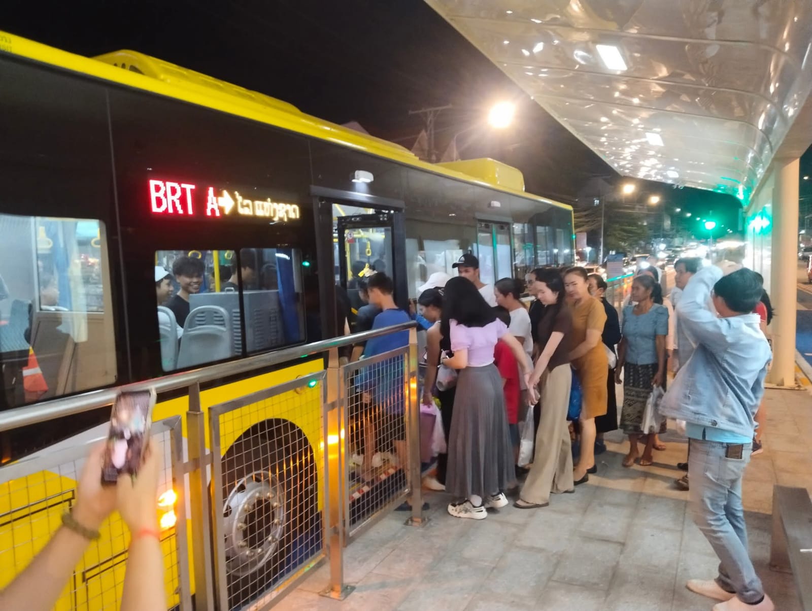 Hơn 2.000 lượt khách sử dụng BRT miễn phí trong ngày đầu phục vụ Lễ hội Thatluang