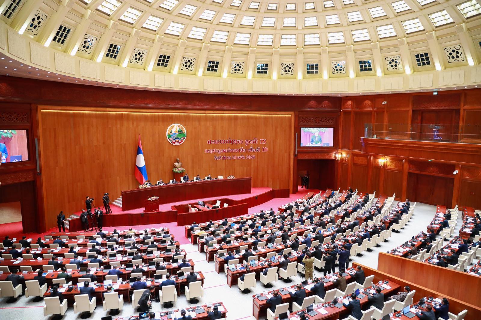 Quốc hội Lào kêu gọi Chính phủ tăng cường giải pháp tháo gỡ khó khăn kinh tế – tài chính