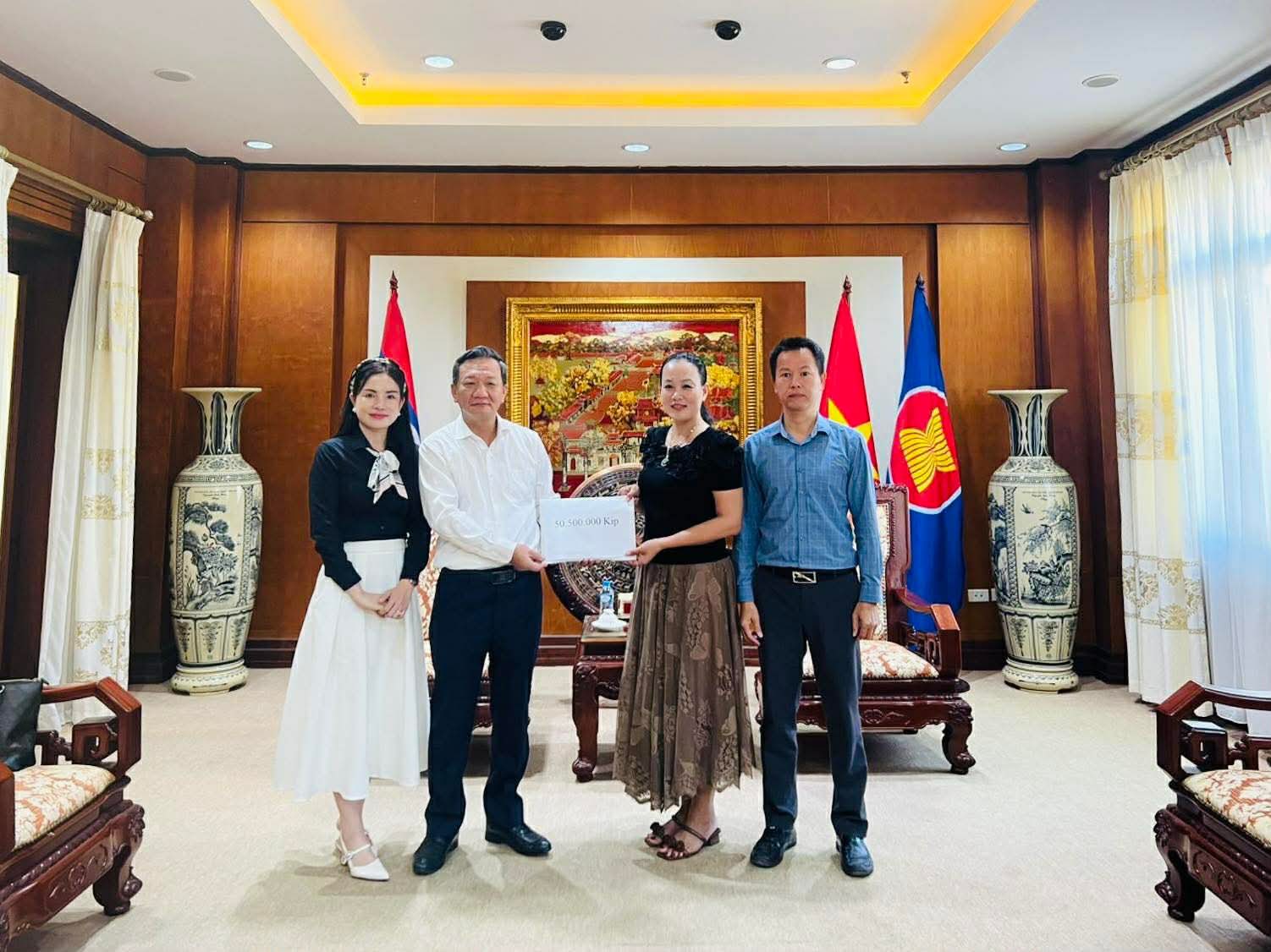 Cộng đồng người Việt tại Lào quyên góp hơn 50 triệu kip hỗ trợ đồng bào vùng lũ