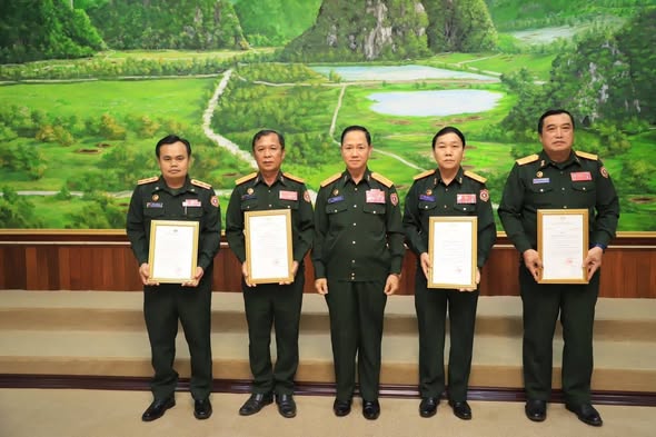 Bộ Quốc phòng Lào công bố quyết định bổ nhiệm, điều động sĩ quan cấp cao