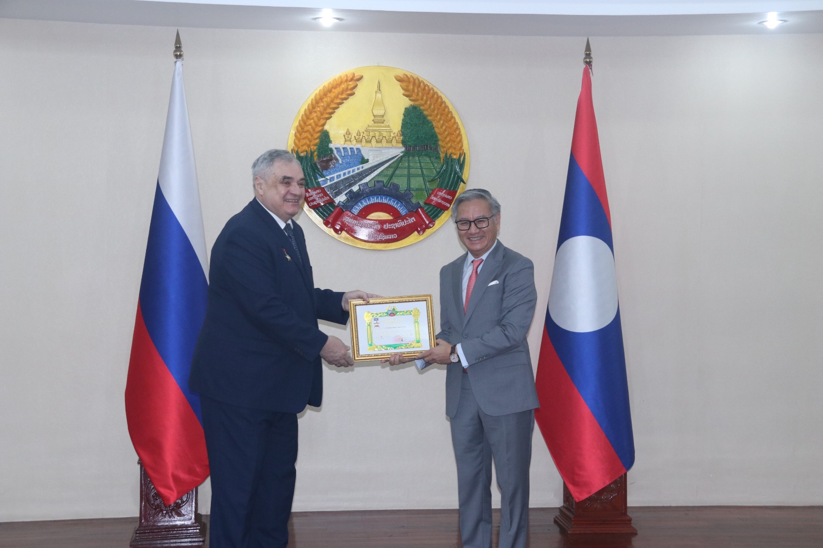 Bộ Ngoại giao Lào trao Huân chương Hữu nghị cho Đại sứ Nga Vladimir Kalinin