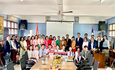 Trường Nguyễn Du ra mắt “Sổ từ tiếng Việt và Song ngữ” và tiếp nhận Từ điển Việt – Lào