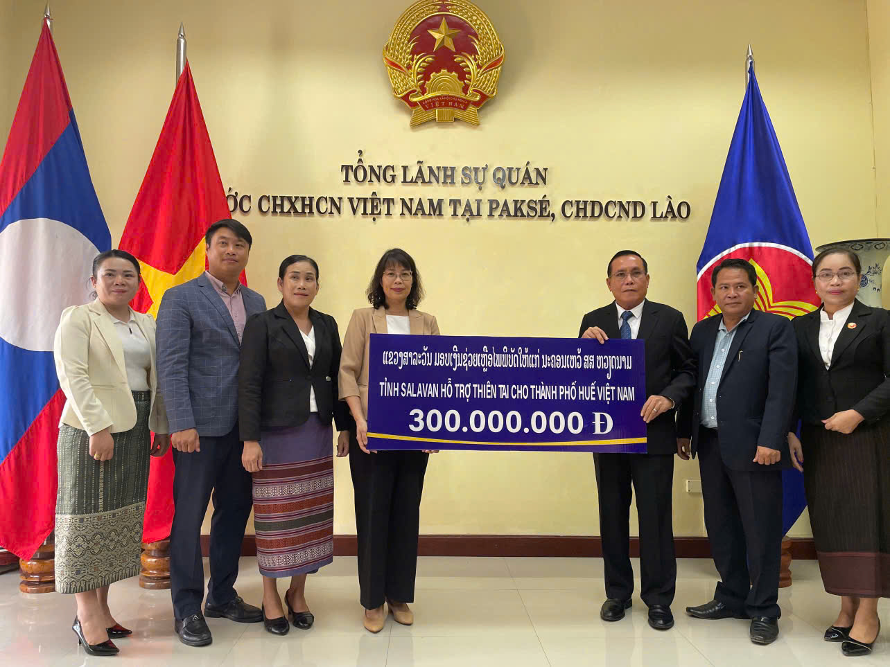 Tỉnh Salavan hỗ trợ 700 triệu đồng cho các địa phương miền Trung Việt Nam bị ảnh hưởng bão lũ