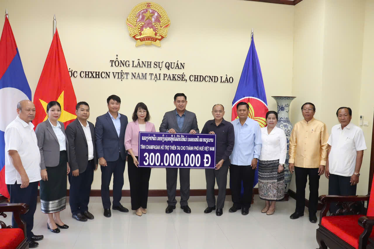 Champasak hỗ trợ 900 triệu đồng giúp các tỉnh miền Trung Việt Nam khắc phục hậu quả bão số 12