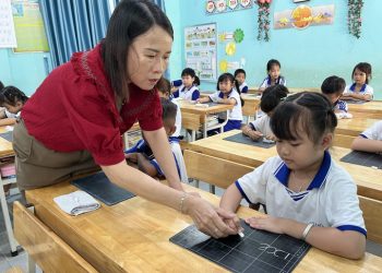 Ưu tiên các chương trình dạy tiếng Lào, Campuchia tại các xã biên giới