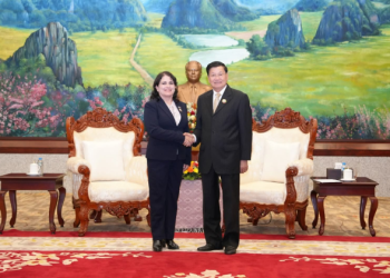Tổng Bí thư, Chủ tịch nước Lào tiếp Đoàn đại biểu cấp cao Đảng Cộng sản Cuba