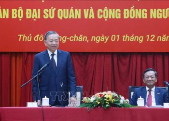 Tổng Bí thư Tô Lâm gặp gỡ cán bộ Đại sứ quán và cộng đồng người Việt Nam tại Lào