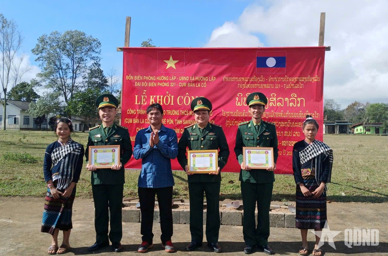 Xây dựng công trình "Nghĩa tình nơi biên giới Việt Nam - Lào"