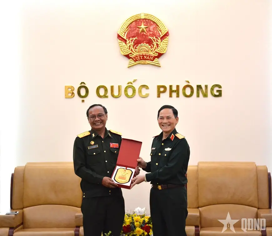 Thượng tướng Phạm Trường Sơn tiếp Cục trưởng Cục Tác chiến QĐND Lào