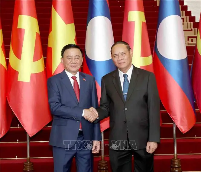 Thường trực Ban Bí thư Trần Cẩm Tú chứng kiến Lễ trao các văn kiện hợp tác Việt Nam – Lào