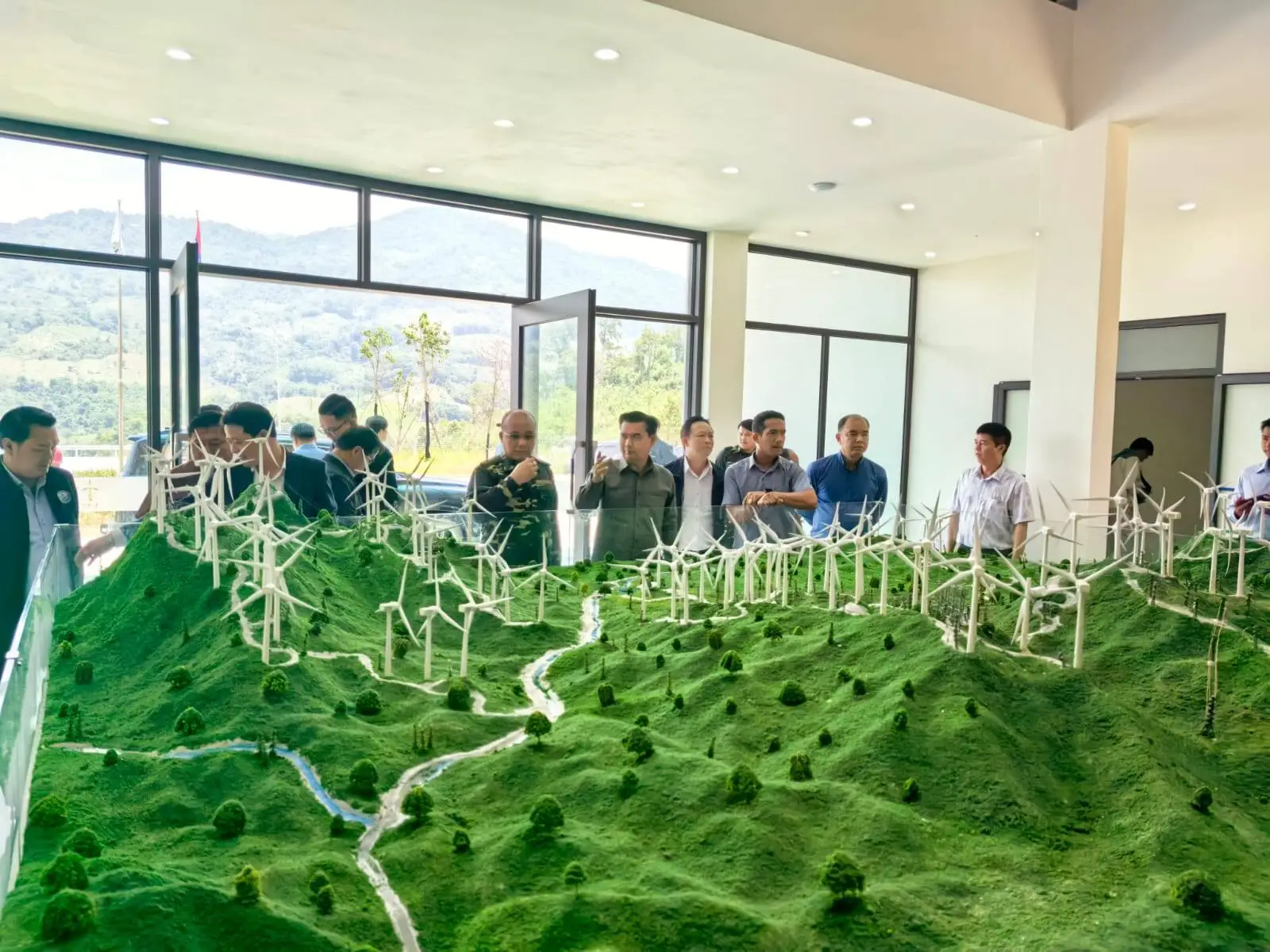 Bí thư Tỉnh ủy Khammuon thăm Dự án Điện gió Trường Sơn tại Bolikhamxay