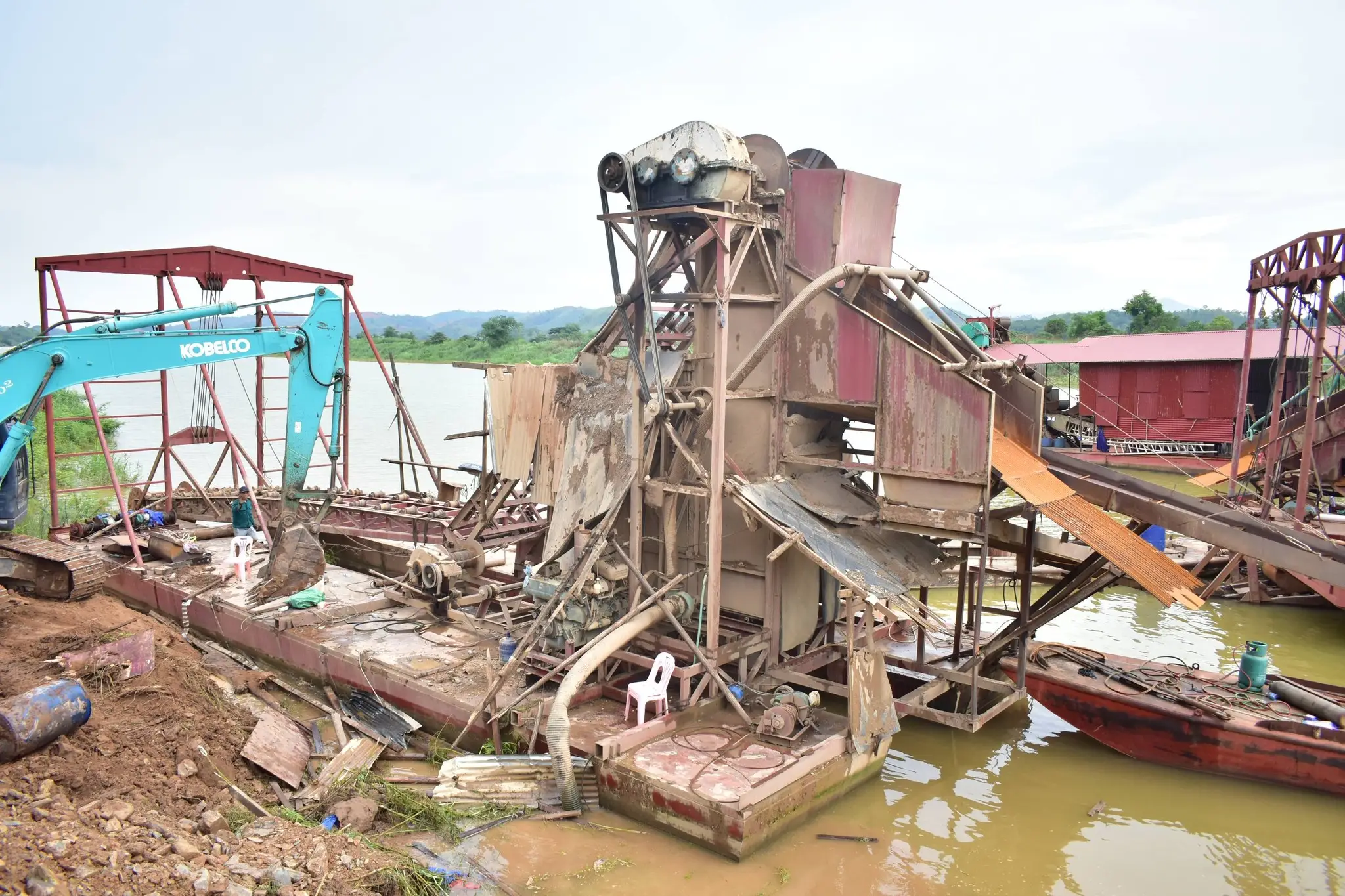 Huyện Sanakham phá hủy phương tiện khai thác vàng trái phép trên sông Mekong