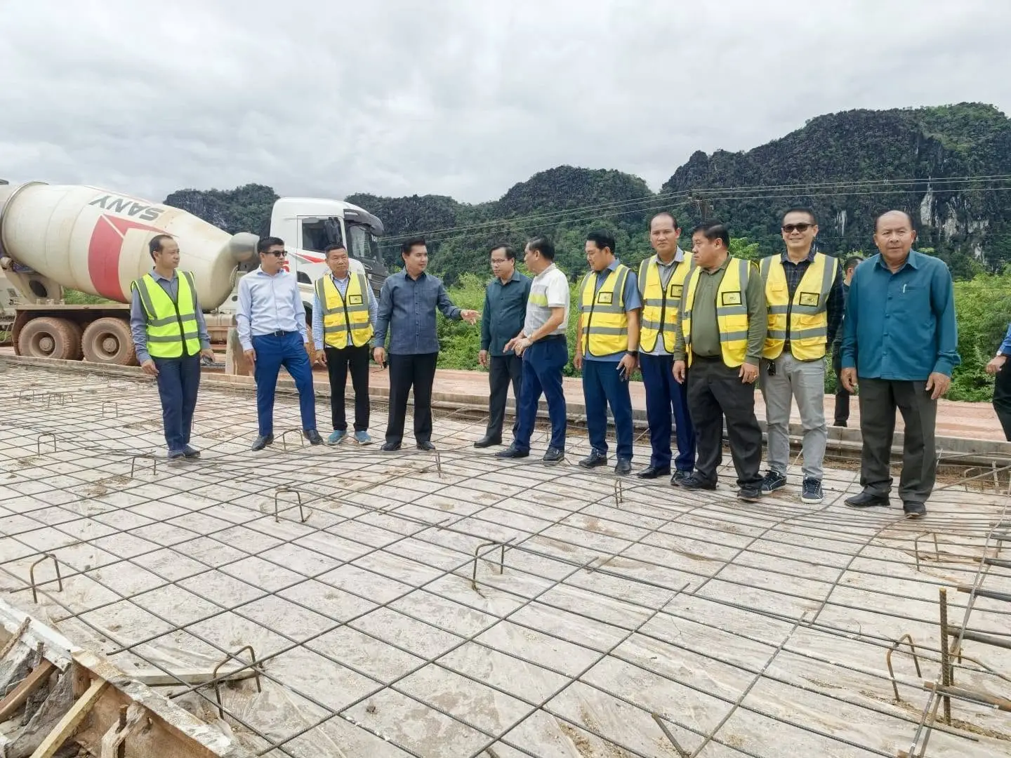Lãnh đạo Khammuon kiểm tra tiến độ nâng cấp Quốc lộ 12 nối cửa khẩu Chalo