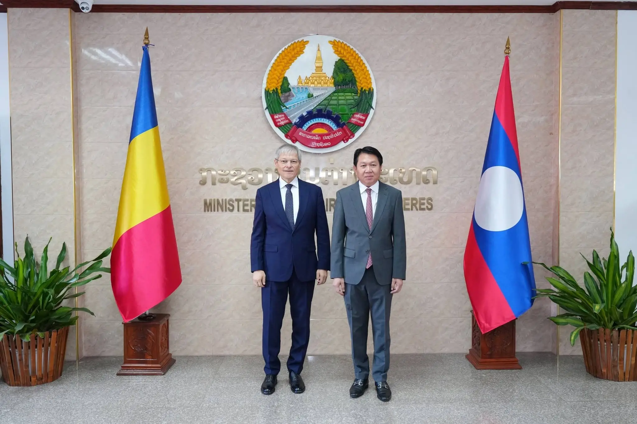 Thứ trưởng Ngoại giao Lào tiếp Cố vấn Tổng thống Romania