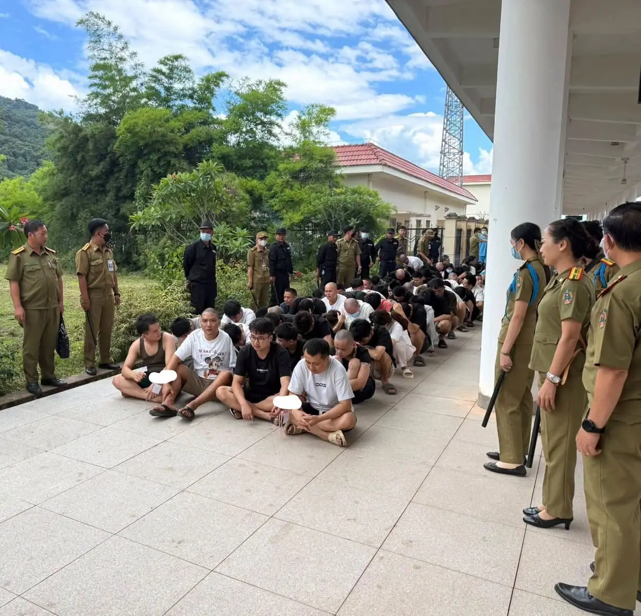 Luang Prabang bàn giao 78 công dân Trung Quốc liên quan scammer cho phía Trung Quốc