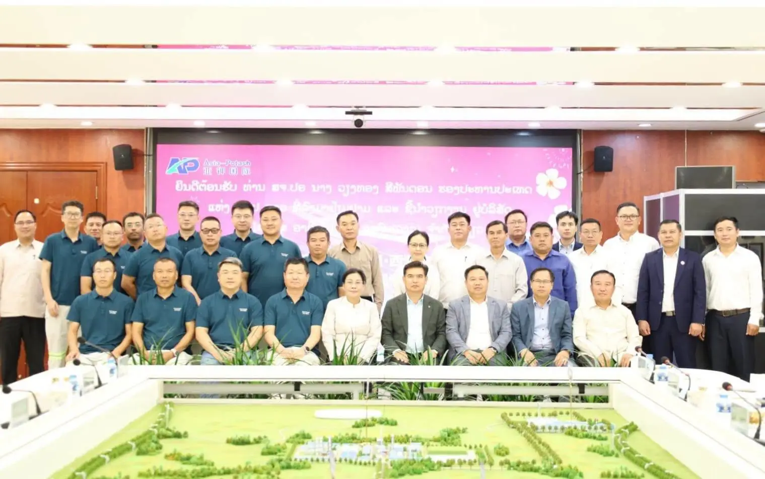 Phó Chủ tịch nước Lào khảo sát các dự án khai thác khoáng sản tại tỉnh Khammuon