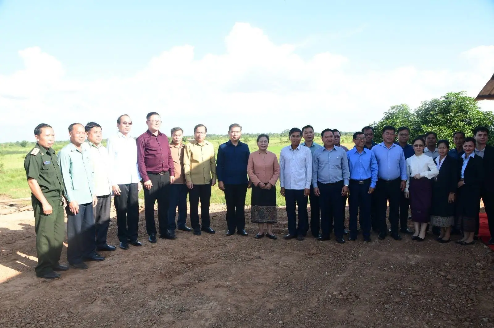 Phó Chủ tịch nước Lào khảo sát mô hình “cánh đồng lớn” tại Khammuon