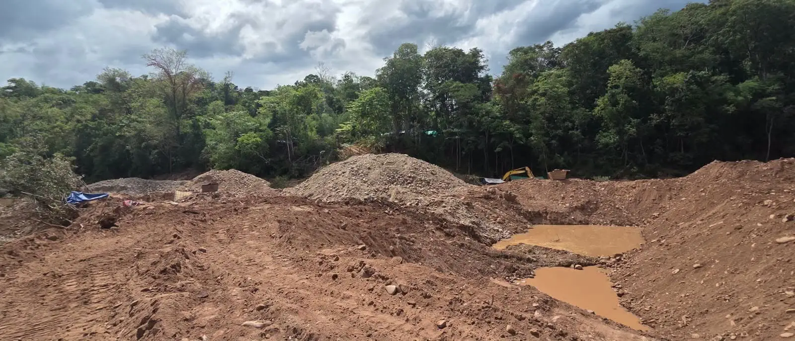 Luang Prabang phát hiện hai điểm khai thác vàng sa khoáng trái phép, tạm giữ 5 người