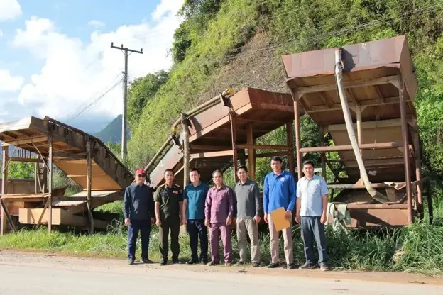 Xaysomboun tiêu hủy thiết bị khai thác khoáng sản trái phép