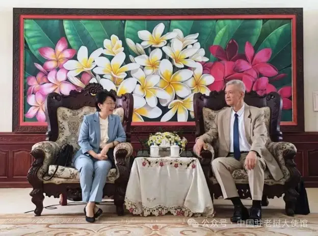 Đại sứ Trung Quốc hội kiến Giám đốc Học viện Chính trị Hành chính Quốc gia Lào