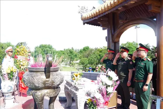 Đoàn sĩ quan trẻ Quân đội Lào dâng hương tại Thành cổ Quảng Trị
