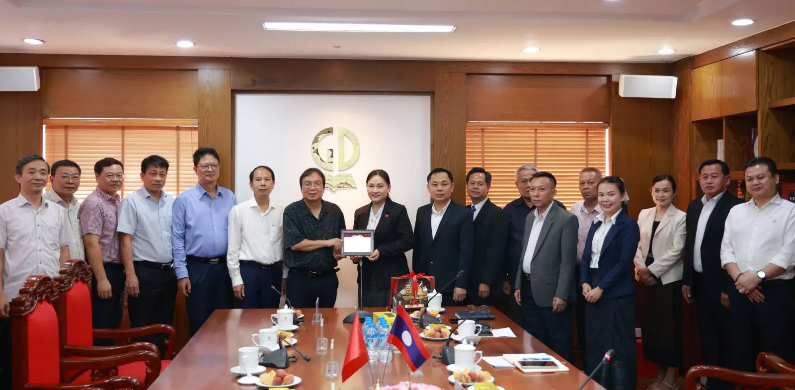 Đổi mới mô hình hoạt động và tái cơ cấu doanh nghiệp nhà nước Việt Nam và Lào