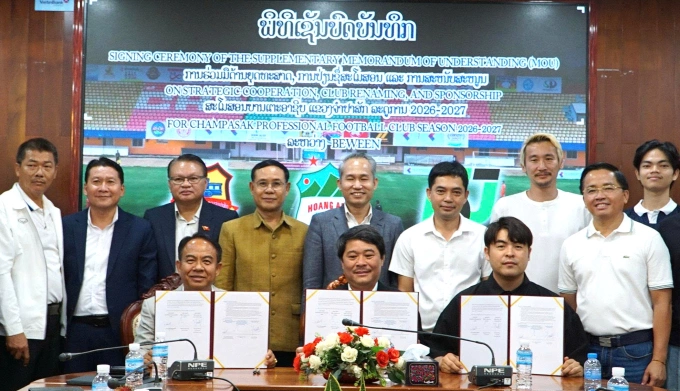Bầu Đức tài trợ cho đội bóng Lào