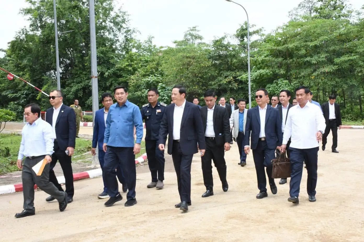 Thủ tướng Lào yêu cầu hiện đại hóa cửa khẩu quốc tế giáp Campuchia