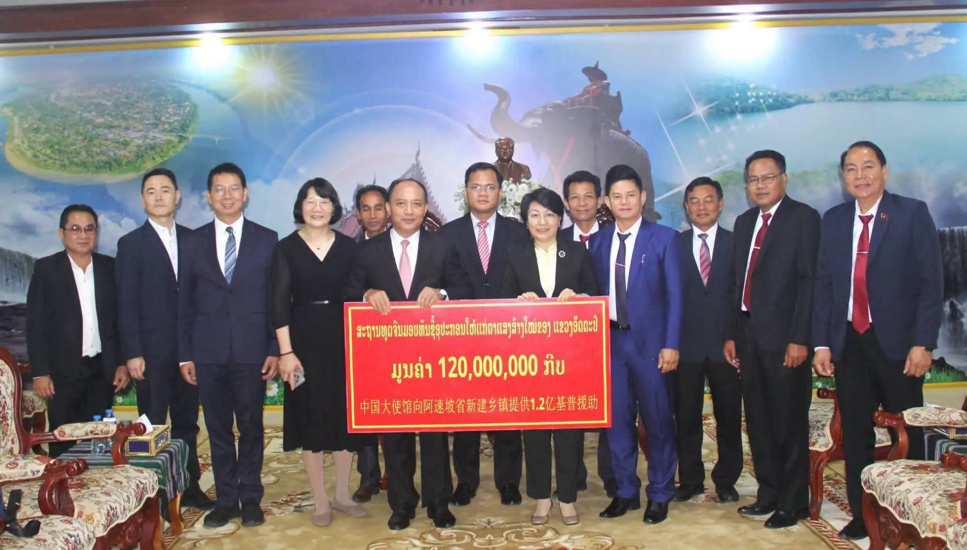 Bí thư Tỉnh ủy Attapeu tiếp Đại sứ Trung Quốc tại Lào