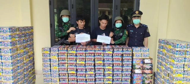 Bắt hai người Lào chở hơn 600 kg pháo hoa nổ vào Việt Nam