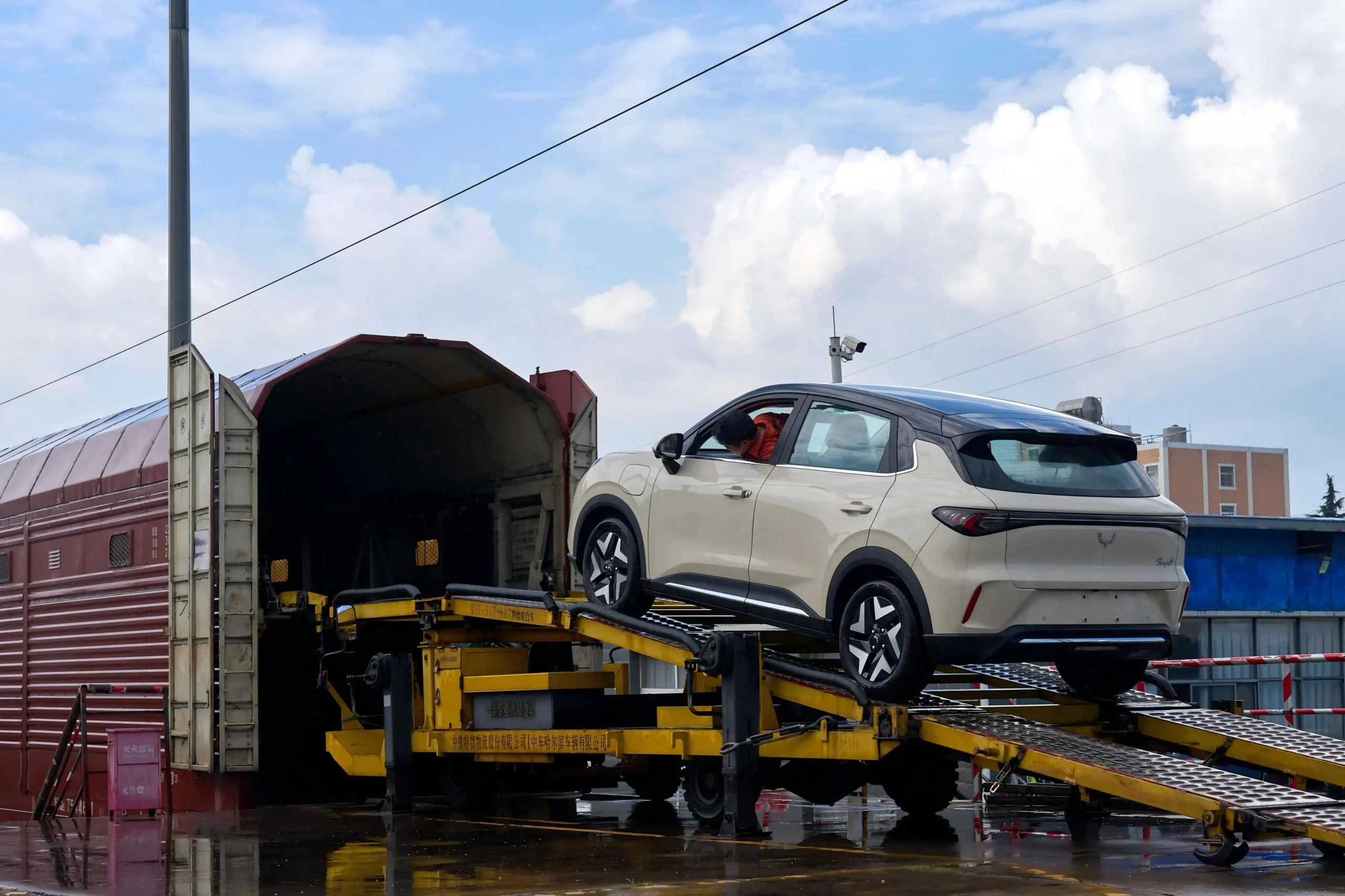 Vận chuyển ô tô qua Đường sắt Lào – Trung Quốc tăng gần 6 lần