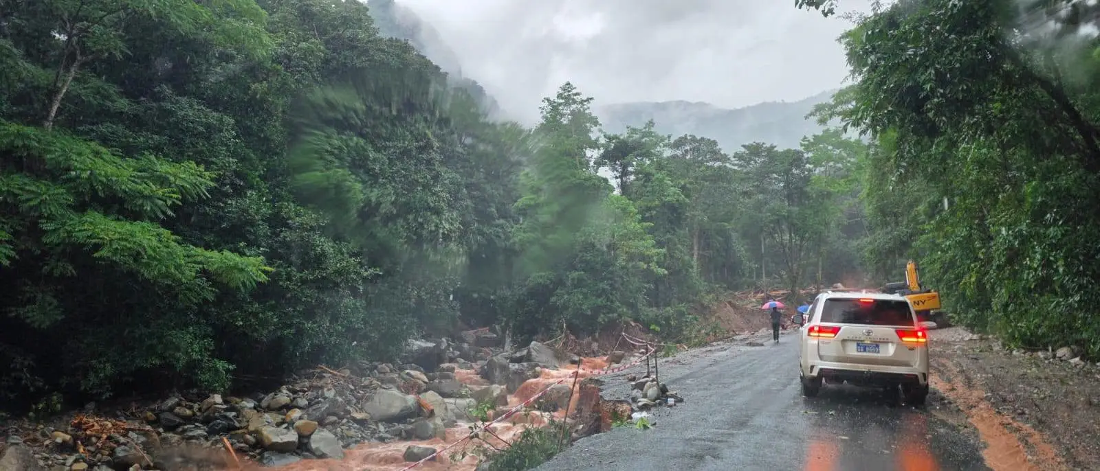 Bộ trưởng Bộ Công chính và Vận tải Lào yêu cầu khẩn trương khắc phục Quốc lộ 8A