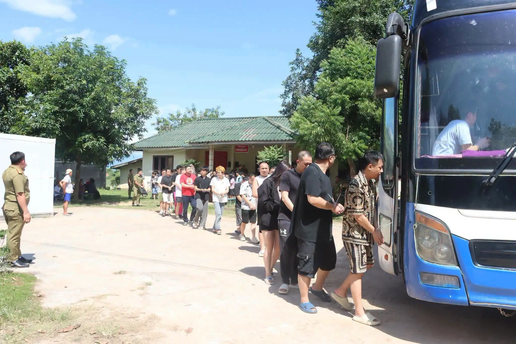 Văng Viêng bắt giữ 77 công dân Trung Quốc hoạt động lừa đảo trực tuyến