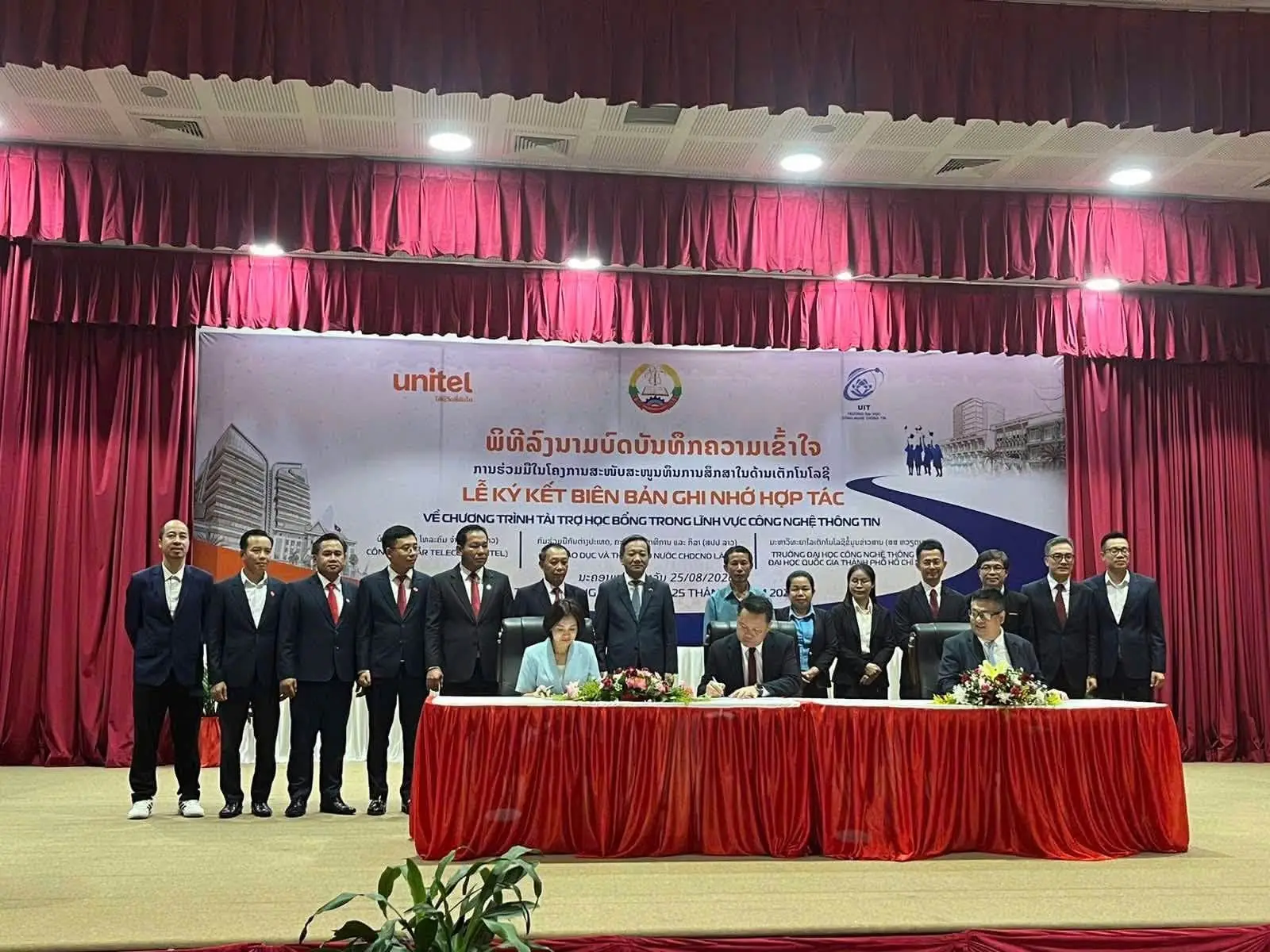 Việt Nam trao 15 suất học bổng ICT cho sinh viên Lào giai đoạn 2026-2029